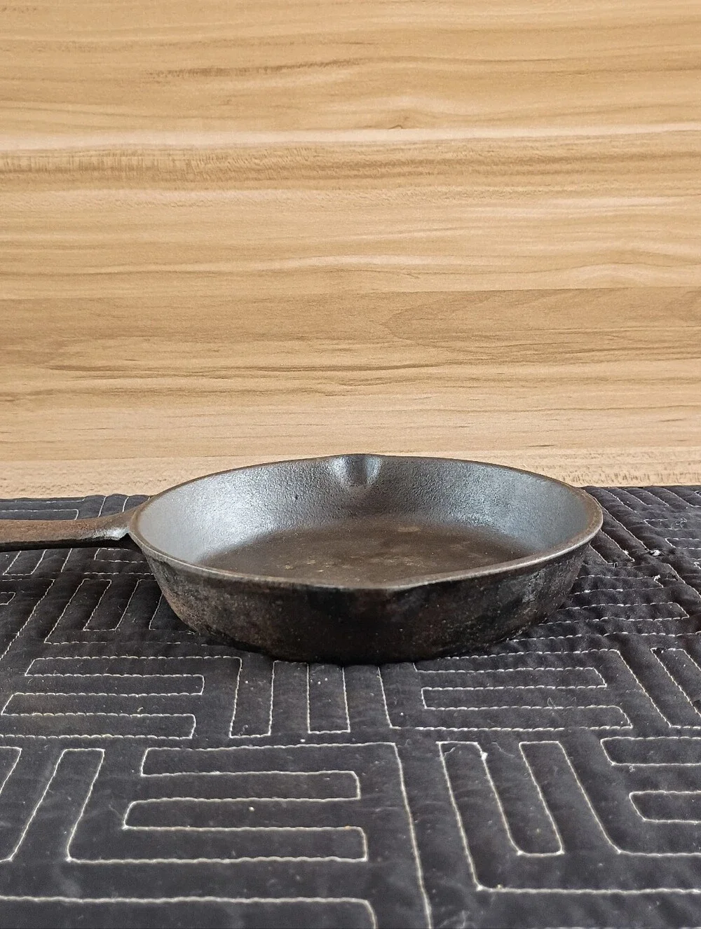 Cast Iron Skillet in Dark Gray - Classic Home Kitchen Fry Pan
